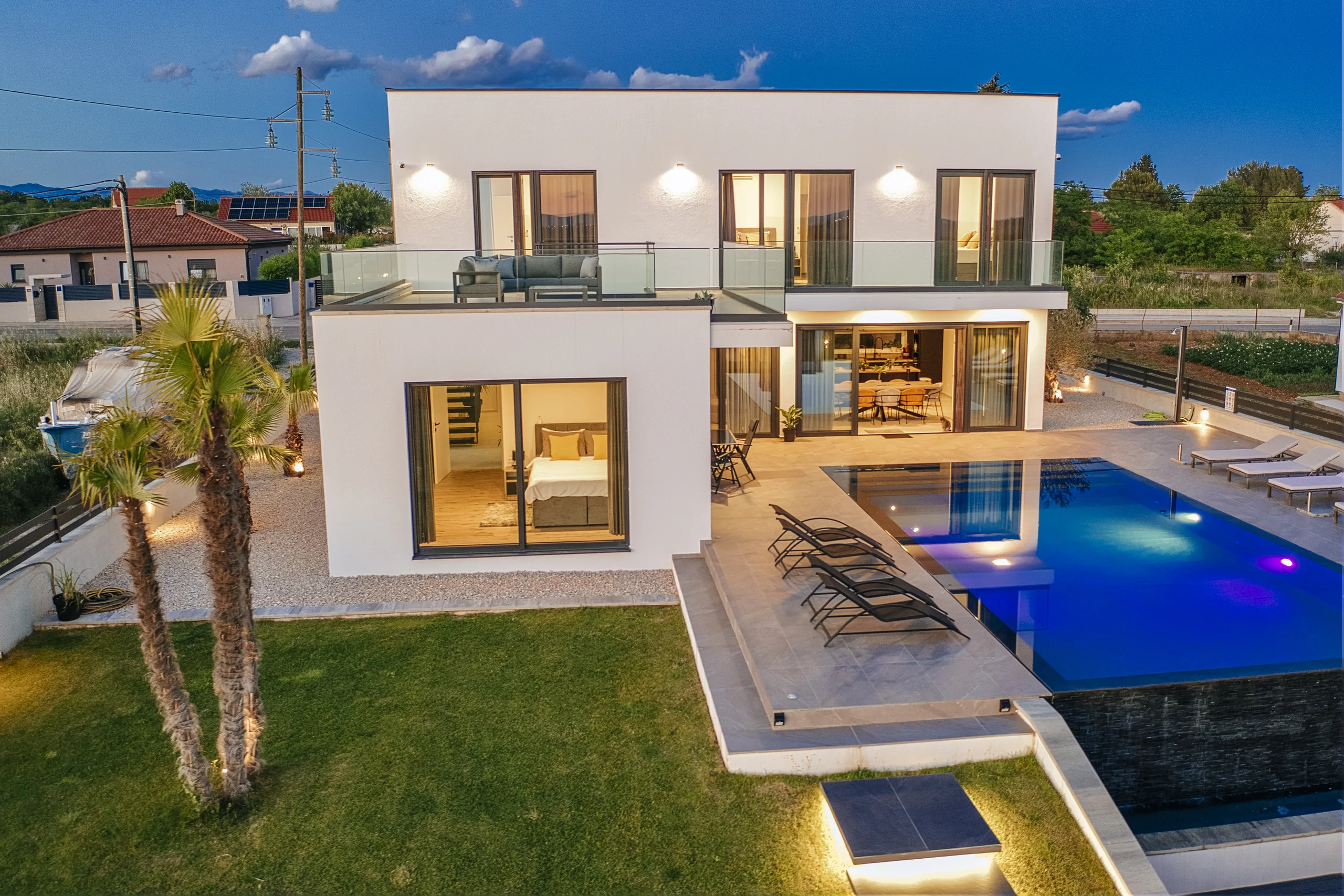 Villa Stressless and its pool at twilight